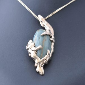 9ct gold pendant holding a large green agate, Elska is from the Old Norse for cherished.